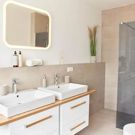 Апартаменты Idee Living: Design-haus-balkon-netflix